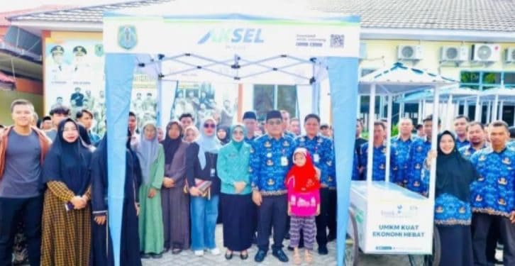 Bupati HSU Serahkan Bantuan Tenda dan Gerobak dari CSR Bank Kalsel