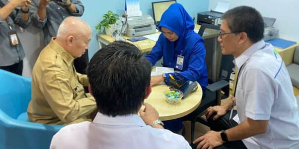 Gubernur Muhidin Jadi Nasabah Perdana Bank Kalsel Status Bank Devisa