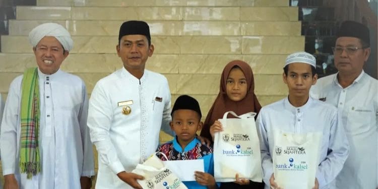 Bank Kalsel Bagikan Sarung kepada Anak Panti Asuhan