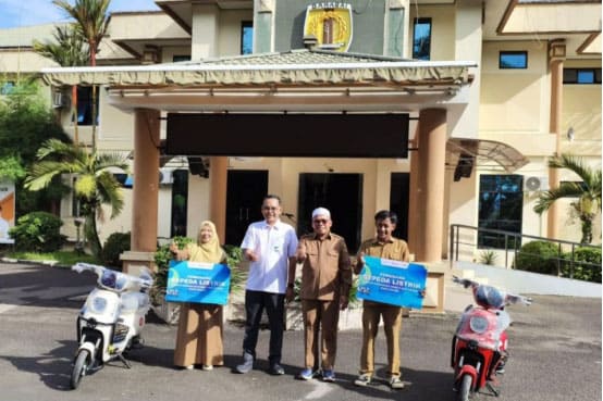 Bank Kalsel Serahkan dua Sepeda Listrik Hadiah Kredit Multiguna